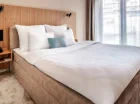 Sypialnia z podwójnym łóżkiem w apartamencie