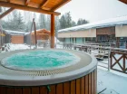 Jacuzzi w zewnętrznej strefie wellness