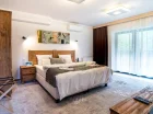 Apartamenty mają balkon francuski lub wyjście na taras
