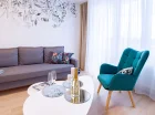 Sercem większego apartamentu jest pokój dzienny z aneksem kuchennym