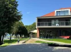 To nowoczesny hotel, położony nad jeziorem Święcajty