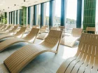 Po wodnych szaleństwach można odpocząć na leżakach