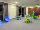 W sali zabaw są bezpieczne zabawki i sprzęty dla najmłodszych gości