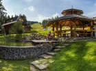 Kompleks posiada własny ośrodek narciarski, hotel, górską kolibę i domki