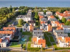 Kompleks składa się z kilku osobnych budynków na dużym, zielonym terenie