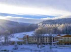 Hotel Malinowy Dwór jest malowniczo położony w sercu Gór Izerskich