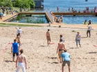 Goście lubią grać w siatkówkę plażową