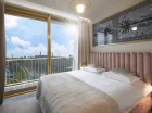 Sypialnia w apartamencie rodzinnym z widokiem na Odrę