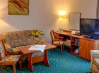 Apartament ma osobną sypialnię i salon z rozkładaną kanapą