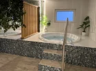 Hotel dysponuje strefą wellness z dwiema wannami jacuzzi