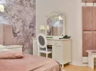 Jedna z sypialni w apartamencie