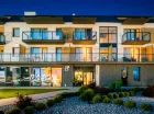 Apartamenty mieszczą się w kameralnych budynkach z balkonami i tarasami