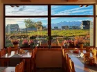 Na parterze hotelu mieści się bufetowa restauracja z widokiem na Tatry