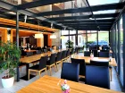 W restauracji jest przeszklony taras z widokiem na ogród