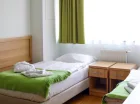 Pokoje są prosto wyposażone