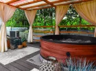W domkach VIP PREMIUM JACUZZI znajduje się prywatne jacuzzi na tarasie