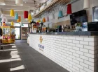 Na terenie resortu znajdują się punkty gastronomiczne w postaci baru, bistra