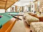 W części wspólnej mieści się stół do bilarda i siedziska inspirowane Tatrami