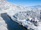 Hotel jest malowniczo umiejscowiony nad samym Dunajcem