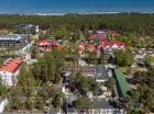 Ośrodek od plaży oddziela pas wydmowego lasu i ledwie kilka budynków