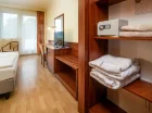 Pokoje są klimatyzowane, wyposażone w minibar, smart TV, szlafroki, sejf