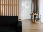 W każdym apartamencie jest telewizor, czajnik, wifi oraz łazienka