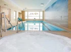 W strefie wellness mieści się basen, jacuzzi i sauna