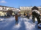 Spory resort jest umiejscowiony nieopodal centrum Karpacza i Kruczych Skał