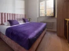 Nowoczesny apartament ma odrębną sypialnię z podwójnym łóżkiem