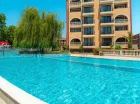 Hotel ma dwa baseny zewnętrzne oraz basen wewnętrzny