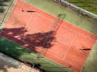 Kort do gry tenisa sąsiaduje z innymi boiskami