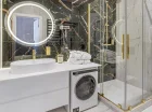 Łazienka z prysznicem i pralką w apartamencie 2+2 z sauną