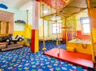 Dla dzieci urządzono salę bawialną i zewnętrzny plac zabaw z piaskownicą