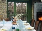 W sali jadalniane przyjemnie grzeje kominek