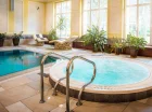 Mieści się tu kryty basen pływacki oraz jacuzzi