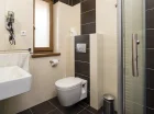 Łazienka w pokoju hotelowym