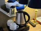 Każdy pokój wyposażono w biurko, telewizor, minibarek, telefon