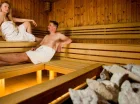 Przestronny świat saun zawiera 3 sauny, tepidarium, prysznice wrażeń i inne