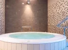 W strefie basenowej są dwa jacuzzi