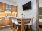 Każdy apartament ma stół z krzesłami
