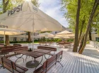 Hotel ma własny staw, nad którym można świetnie się zrelaksować