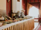 Śniadania mają formę bufetu, obiadokolacje są serwowane