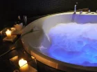 Dla większego relaksu można skorzystać z przestronnego jacuzzi