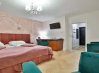 Pokój comfort ma część wypoczynkową wyposażoną w fotele