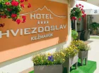 W miesiącach letnich można korzystać z tarasu w atrium hotelu