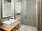 W łazience jest kabina prysznicowa