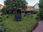 Zadbany ogród zachęca do spędzania czasu na świeżym powietrzu