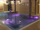 Oprócz basenu i jacuzzi w hotelu jest też fińska sauna