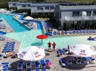 Wokół rozległego basenu powstała strefa plażowa