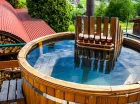 Ruska bania położona blisko restauracji pozwala na kąpiel nawet z drinkiem